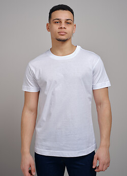 Базовая белая мужская футболка